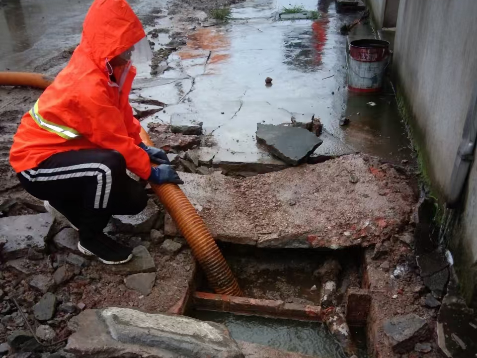 南昌县专业清理污水池 炜誉市政以规范流程守护城市 “肠道”