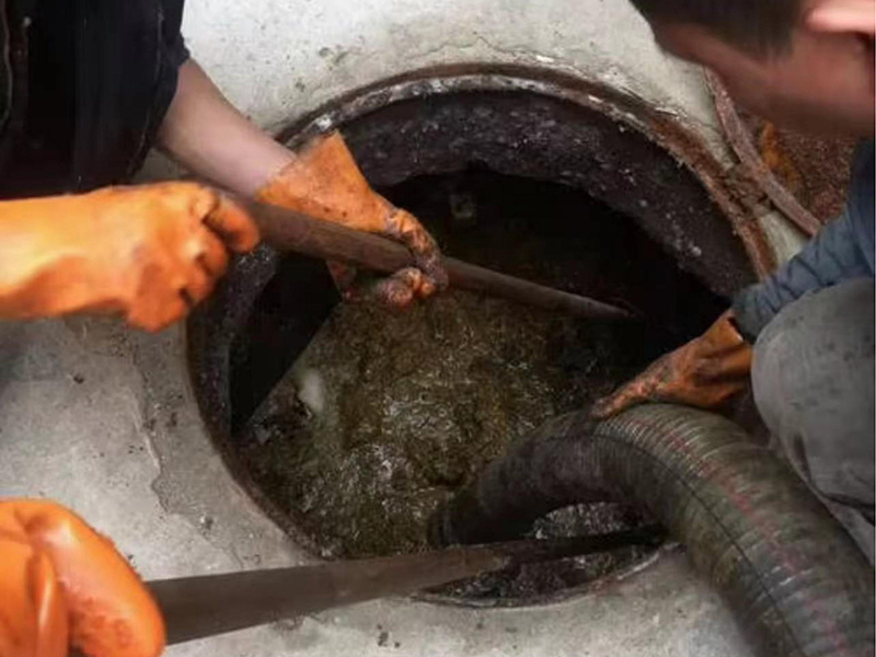 南昌县清理化粪池时如何避免沼气的危害?